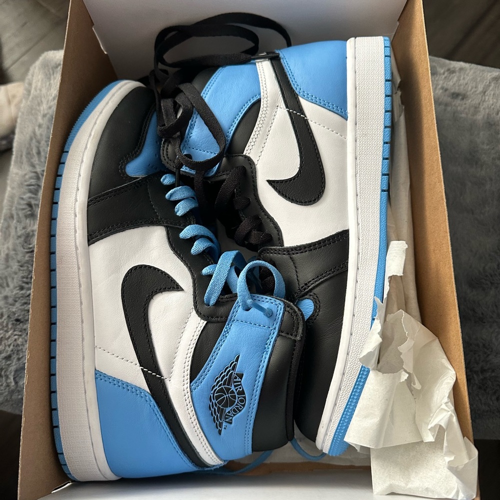 Nike Air Jordan 1 Retro High OG UNC